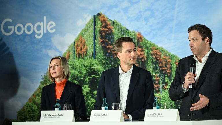 11.11.2025, Berlin: Marianne Janik (l-r),VP Google Cloud Northern Europe, Philipp Justus, Deutschlandchef und VP Google Zentraleuropa, Lars Klingbeil (SPD), Bundesminister der Finanzen, bei der Vorstellung des Google Investitionsplans für Deutschland.
