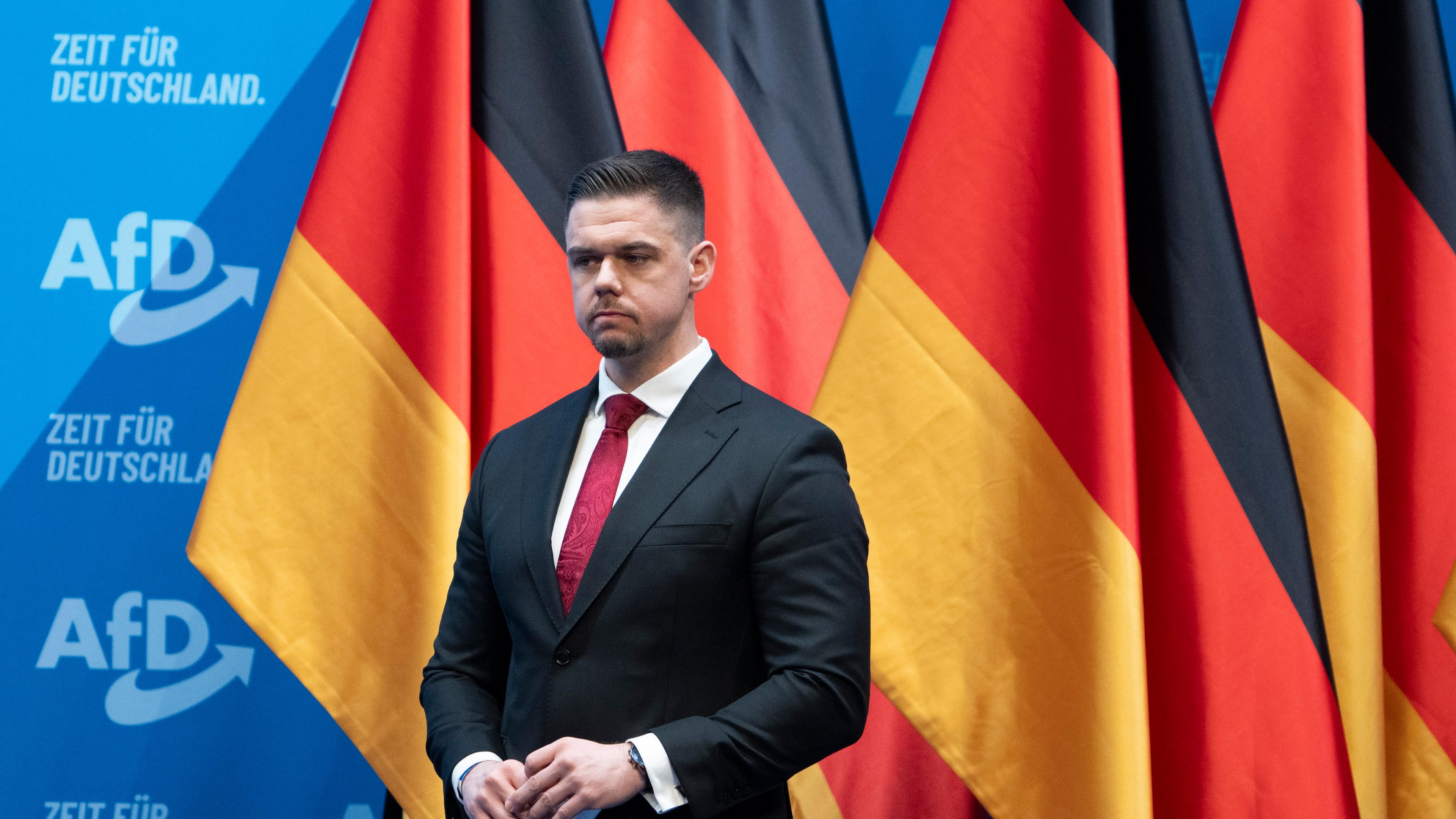 Hannes Gnauck, AfD Bundestagsabgeordneter und Vorsitzender der Jungen Alternative Deutschland (JA), steht auf dem AfD-Bundesparteitag auf der Bühne. In Riesa will die AfD ihr Wahlprogramm beschließen.