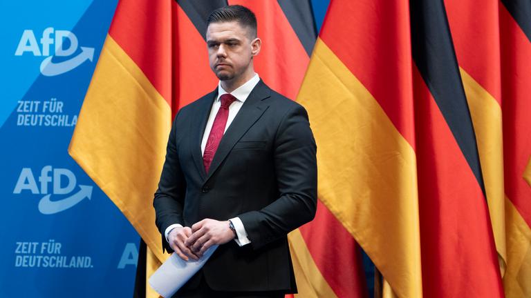 Hannes Gnauck, AfD Bundestagsabgeordneter und Vorsitzender der Jungen Alternative Deutschland (JA), steht auf dem AfD-Bundesparteitag auf der Bühne. In Riesa will die AfD ihr Wahlprogramm beschließen.