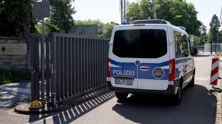 Ein Polizeifahrzeug fährt auf das Gelände des Bundesgerichtshofs in Karlsruhe am 13.05.2025