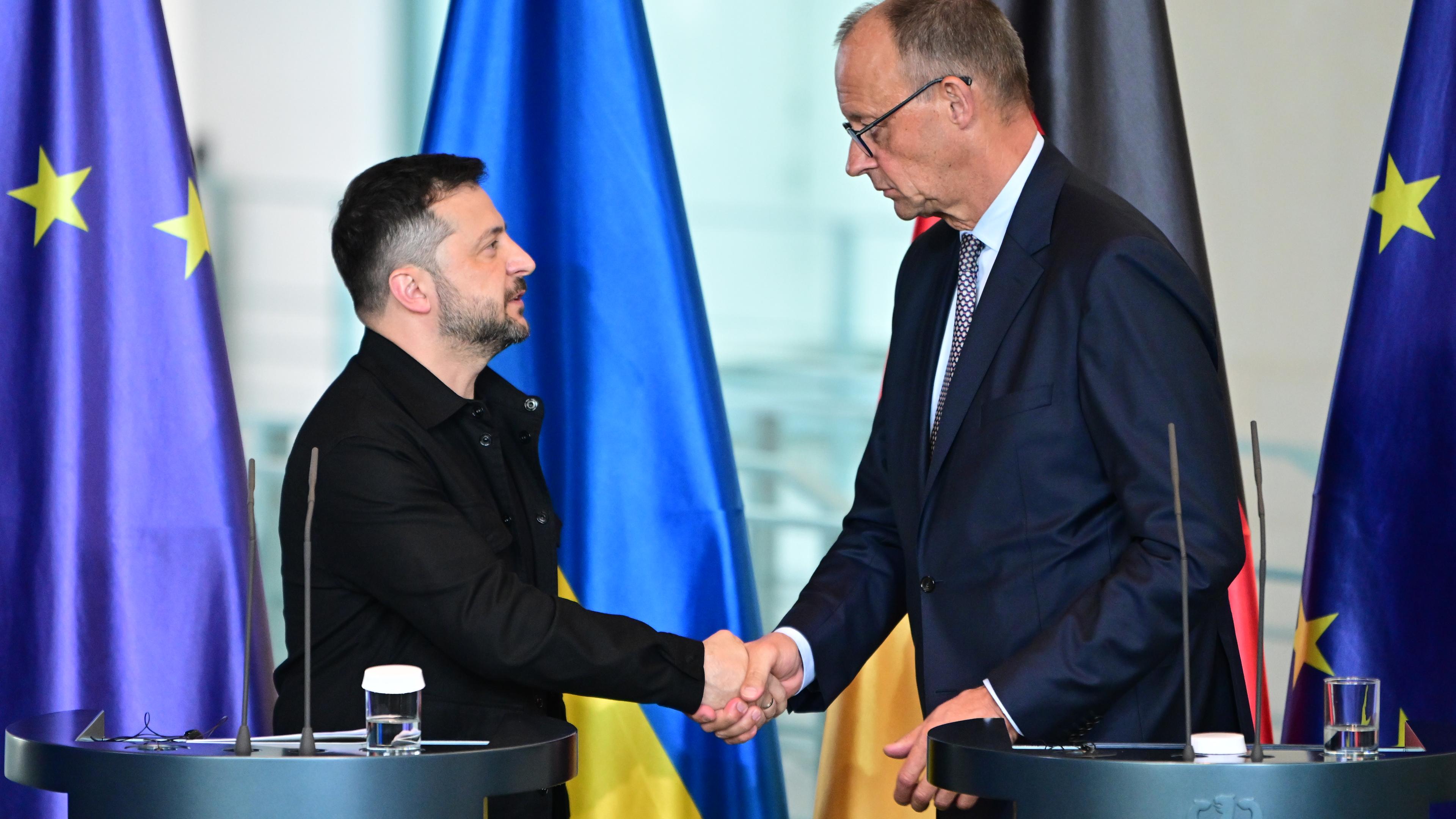 Wolodymyr Selenskyj (l), Präsident der Ukraine und Bundeskanzler Friedrich Merz (CDU, r) geben ein Statement