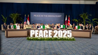 Ägypten, Scharm El Scheich: Abdell-Fattah al-Sisi (Mitte l), Präsident von Ägypten, und US-Präsident Donald Trump (Mitte r), halten eine Erklärung zum Gaza-Krieg beim Gaza-Gipfel. Bei dem Treffen von Staats-und Regierungschefs soll die Unterstützung für den Gazastreifen nach dem Waffenstillstand zwischen Israel und der Hamas beraten werden.