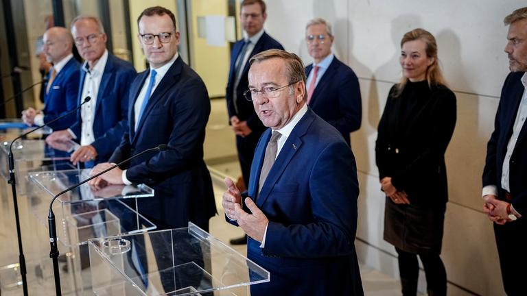 CSU-Landesgruppenchef, Matthias Miersch, SPD-Fraktionsvorsitzender, Jens Spahn (CDU), Vorsitzender der Unions-Fraktion im Bundestag, und Boris Pistorius (SPD), Bundesminister der Verteidigung, geben eine Pressekonferenz zur Grundsatzeinigung im Streit um die Wehrdienst-Reform