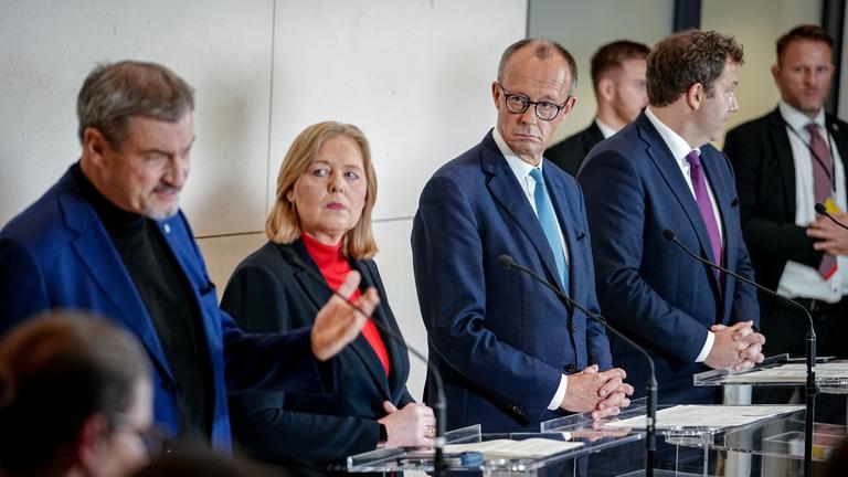 Markus Söder (l-r), CSU-Vorsitzender und Ministerpräsident von Bayern, Bärbel Bas (SPD), Bundesministerin für Arbeit und Soziales und SPD-Parteivorsitzende, Bundeskanzler Friedrich Merz (CDU), und Lars Klingbeil (SPD), Bundesminister der Finanzen, Vizekanzler und SPD-Bundesvorsitzender, geben am Rande des Koalitionsausschusses eine Pressekonferenz.
