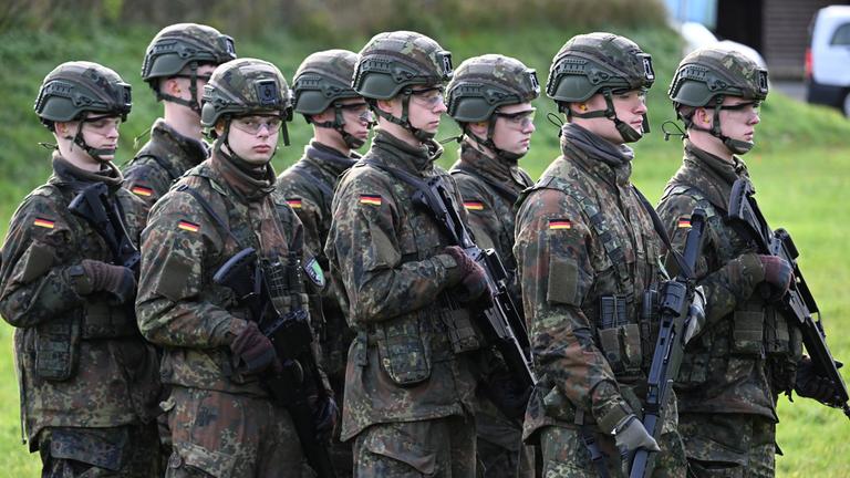 Rekruten bei der Schießausbildung im Rahmen eines Medientages zur Basisausbildung bei der Bundeswehr im Aufklärungsbataillon 7. Politiker von Union und SPD haben sich für den neuen Wehrdienst auf eine flächendeckende Musterung geeinigt.