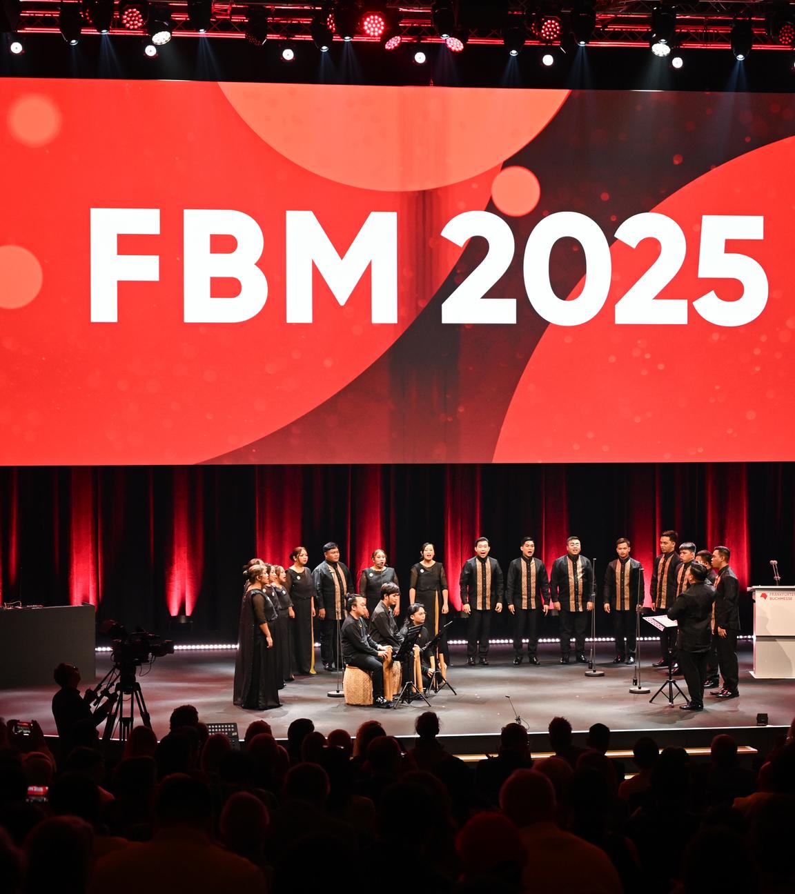 he Philippine Madrigal Singers haben auf der offizielle Eröffnungsfeier der Frankfurter Buchmesse ihren Auftritt. Die weltgrößte Bücherschau dauert vom 15. bis 19. Oktober 2025. Gastland sind in diesem Jahr die Philippinen.