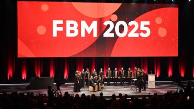 he Philippine Madrigal Singers haben auf der offizielle Eröffnungsfeier der Frankfurter Buchmesse ihren Auftritt. Die weltgrößte Bücherschau dauert vom 15. bis 19. Oktober 2025. Gastland sind in diesem Jahr die Philippinen.