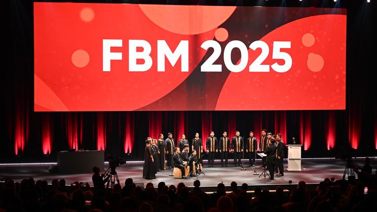 he Philippine Madrigal Singers haben auf der offizielle Eröffnungsfeier der Frankfurter Buchmesse ihren Auftritt. Die weltgrößte Bücherschau dauert vom 15. bis 19. Oktober 2025. Gastland sind in diesem Jahr die Philippinen.
