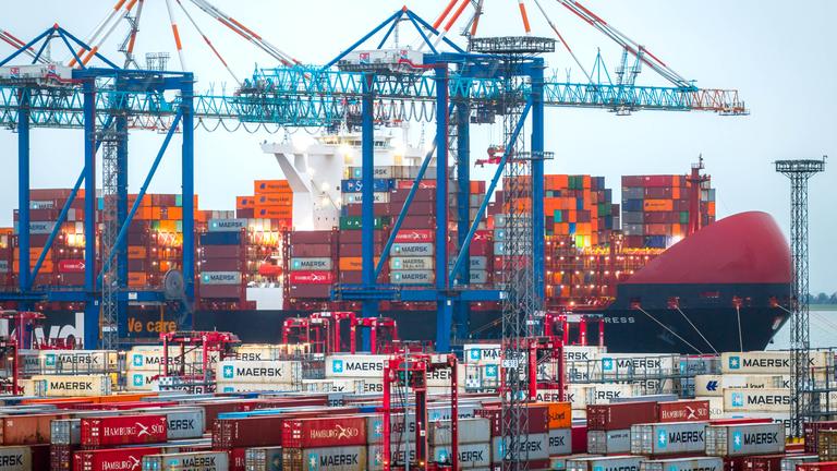 Bremerhaven: Containerschiffe liegen am Hafen. Zölle erschweren und verteuern den Handel, die Konjunktur lahmt - doch das Geschäft deutscher Schifffahrtsunternehmen zeigt sich krisenfest
