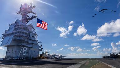 Auf diesem von der Pressestelle des Pentagons zur Verfügung gestellten Bild ist die Gerald-R.-Ford-Flugzeugträgerkampfgruppe der US-Marine zu sehen, darunter der Flugzeugträger USS Gerald R. Ford (M., CVN 78), die USS Winston S. Churchill (r, DDG 81) und die USS Mahan (l, DDG 72).