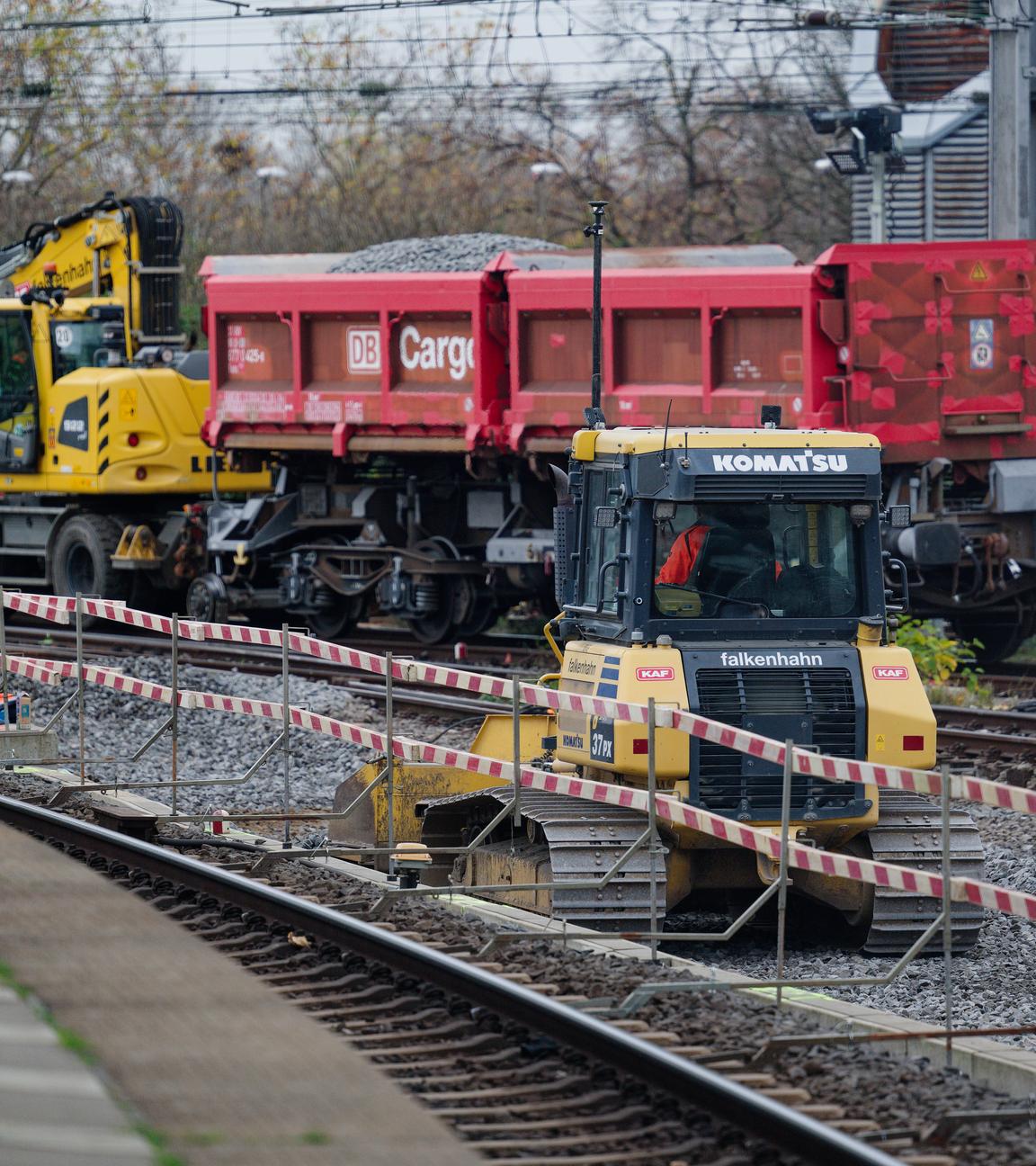 Nordrhein-Westfalen, Köln: Schon am Nachmittag vor der Sperrung beginnen im Kölner Hauptbahnhof Bauarbeiten. Der Hauptbahnhof wird für zehn Tage nahezu komplett gesperrt. Grund sind Arbeiten für das neue elektronische Stellwerk, wie die Bahn mitteilte.