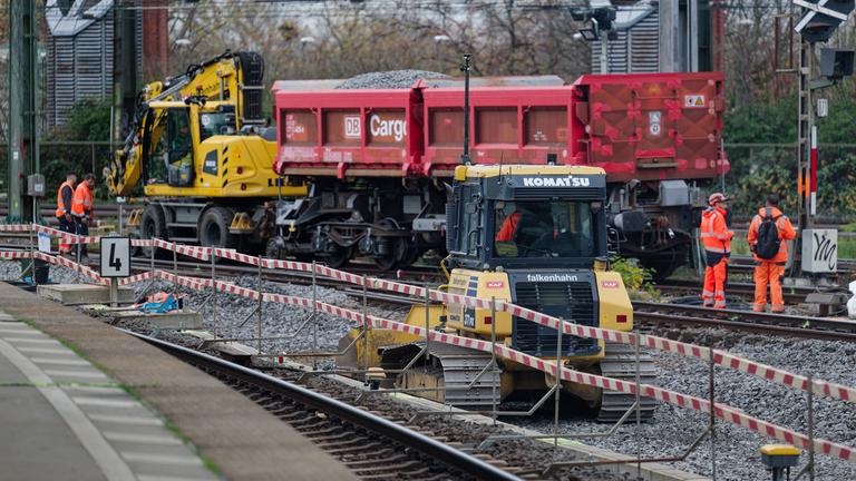 Nordrhein-Westfalen, Köln: Schon am Nachmittag vor der Sperrung beginnen im Kölner Hauptbahnhof Bauarbeiten. Der Hauptbahnhof wird für zehn Tage nahezu komplett gesperrt. Grund sind Arbeiten für das neue elektronische Stellwerk, wie die Bahn mitteilte.