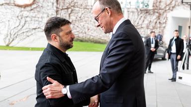 Bundeskanzler Friedrich Merz (CDU, r) begrüßt Wolodymyr Selenskyj, Präsident der Ukraine, zu Ukraine-Gesprächen im Kanzleramt