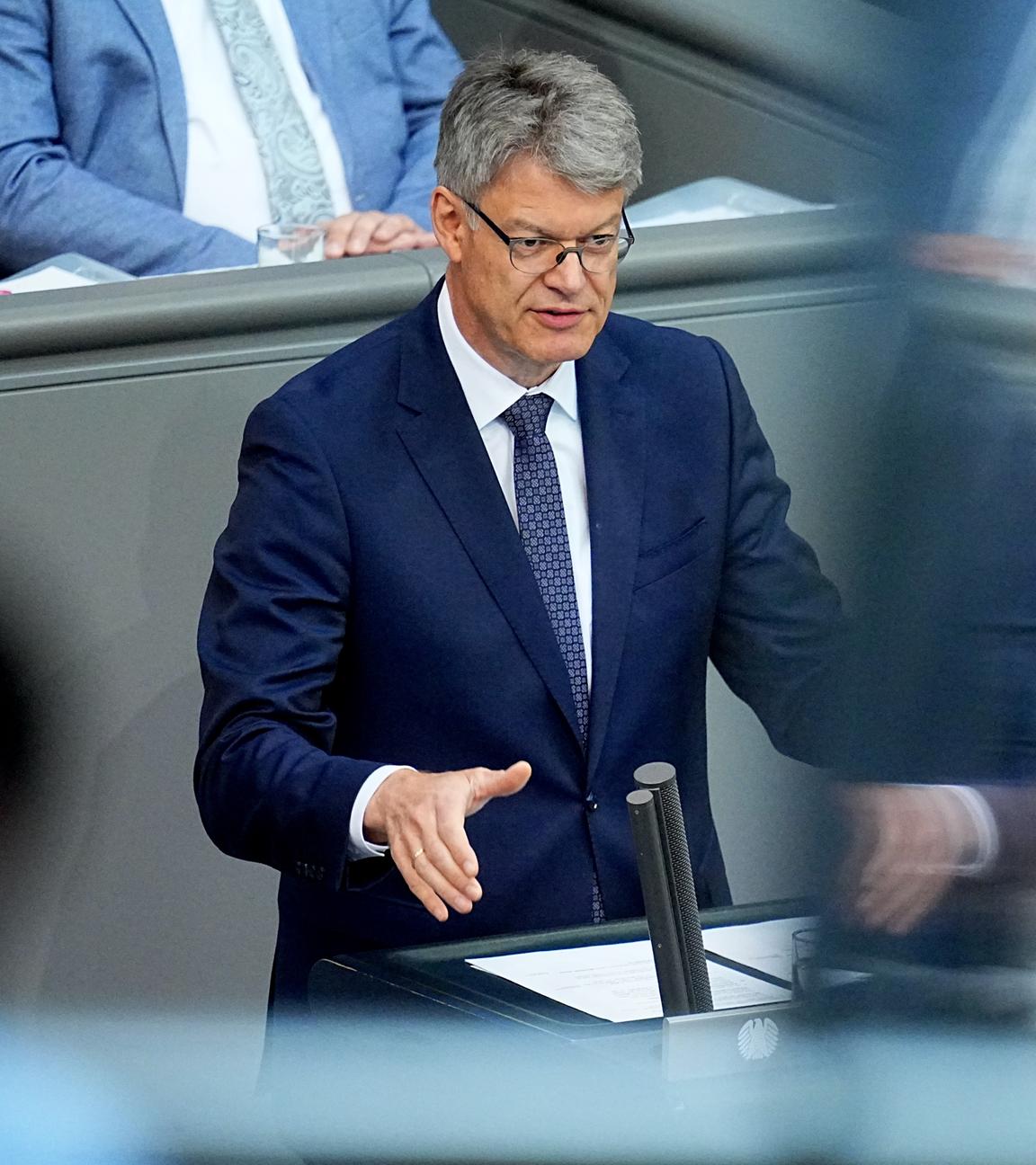 Patrick Schnieder im Bundestag, Bundesminister für Verkehr, spricht im Plenarsaal im Bundestag zu den Abgeordneten.