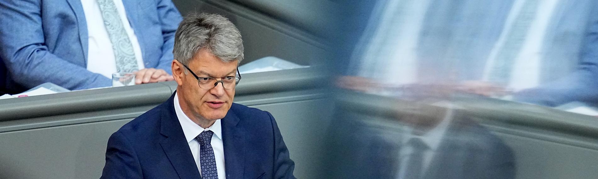 Patrick Schnieder im Bundestag, Bundesminister für Verkehr, spricht im Plenarsaal im Bundestag zu den Abgeordneten.