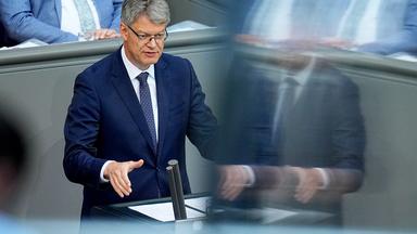 Patrick Schnieder im Bundestag, Bundesminister für Verkehr, spricht im Plenarsaal im Bundestag zu den Abgeordneten.