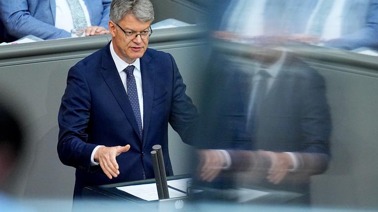 Patrick Schnieder im Bundestag, Bundesminister für Verkehr, spricht im Plenarsaal im Bundestag zu den Abgeordneten.