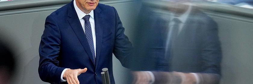 Patrick Schnieder im Bundestag, Bundesminister für Verkehr, spricht im Plenarsaal im Bundestag zu den Abgeordneten.