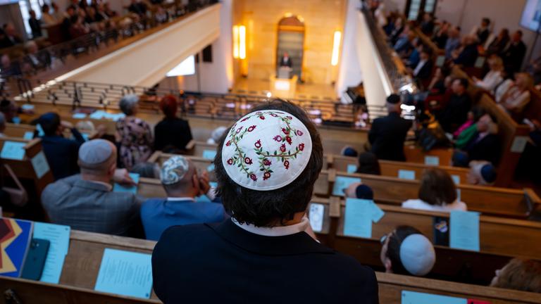  Bundeskanzler Friedrich Merz (CDU) nimmt an einem Festakt zur Wiederherstellung der Synagoge Reichenbachstraße teil. Nach jahrelanger Restaurierung wird die Synagoge in der Münchner Reichenbachstraße wieder eröffnet