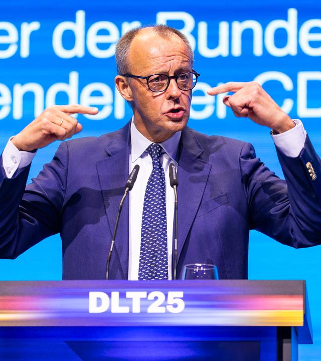 Bundeskanzler Friedrich Merz (CDU) spricht beim Deutschlandtag der Jungen Union (JU) auf der Bühne.