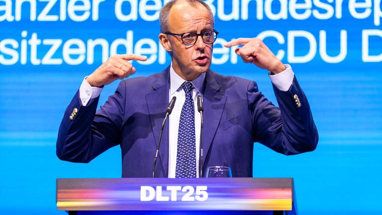 Bundeskanzler Friedrich Merz (CDU) spricht beim Deutschlandtag der Jungen Union (JU) auf der Bühne.