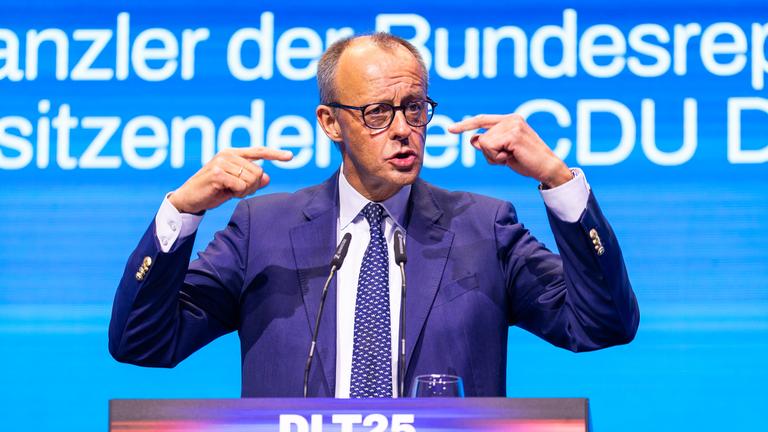 Bundeskanzler Friedrich Merz (CDU) spricht beim Deutschlandtag der Jungen Union (JU) auf der Bühne.