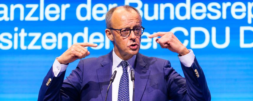 Bundeskanzler Friedrich Merz (CDU) spricht beim Deutschlandtag der Jungen Union (JU) auf der Bühne.