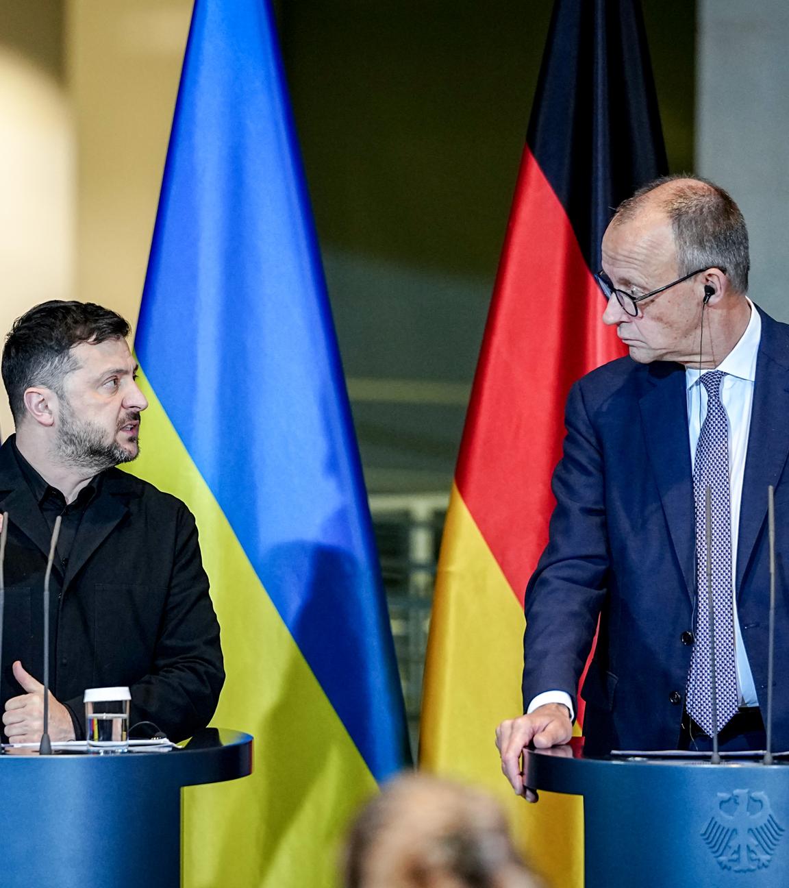 Bundeskanzler Friedrich Merz (CDU) und Wolodymyr Selenskyj, Präsident der Ukraine, geben im Bumdeskanzleramt am Rande des Ukraine-Gipfels eine Pressekonferenz. In Berlin finden Beratungen zu einem möglichen Frieden in der Ukraine statt.