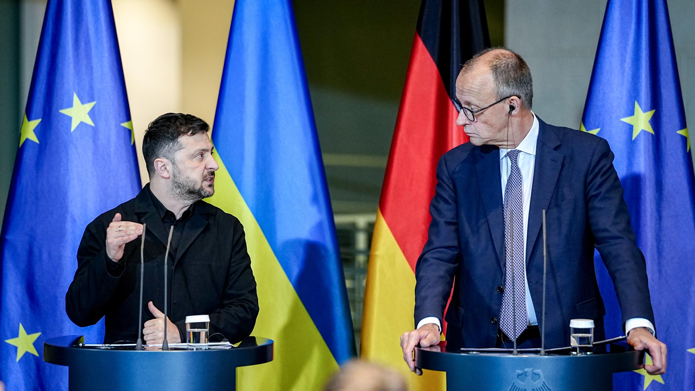 Bundeskanzler Friedrich Merz (CDU) und Wolodymyr Selenskyj, Präsident der Ukraine, geben im Bumdeskanzleramt am Rande des Ukraine-Gipfels eine Pressekonferenz. In Berlin finden Beratungen zu einem möglichen Frieden in der Ukraine statt.