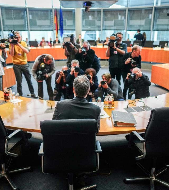 Robert Habeck (Bündnis 90/Die Grünen - Vordergrund), Bundesminister für Wirtschaft und Klimaschutz, wird vor seiner Aussage als Zeuge in der Sitzung des Untersuchungsausschusses zum Atomausstieg fotografiert und gefilmt.