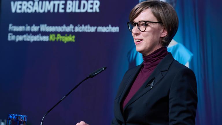 Ausstellungseröffnung zu KI-generierten Bildern