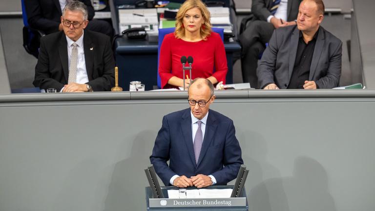 16.10.2025, Berlin: Bundeskanzler Friedrich Merz (CDU) spricht im Bundestag bei seiner Regierungserklärung zum EU-Gipfel. Das Parlament befasst sich unter anderem mit Rentengesetzen und dem Wehrdienst-Modernisierungsgesetz.