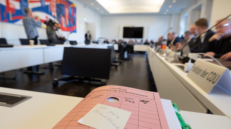 17.10.2025, Mecklenburg-Vorpommern, Schwerin: Im Untersuchungsausschuss zur Stiftung Klima- und Umweltschutz MV im Schloß Schwerin liegen vor Beginn der öffentlichen Zeugenvernehmung von Altkanzler Schröder Akten auf dem Tisch