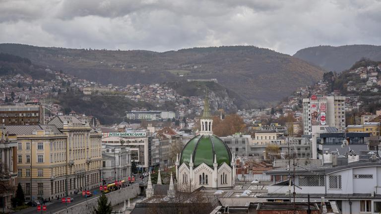 Blick über Sarajevo und die umliegenden Hügel. Die Europäische Union hatte den Westbalkanländern 2003 den Beitritt in Aussicht gestellt. Außenminister Wadephul besucht auf seiner bis zum 18.11.2025 andauernden Reise alle sechs Westbalkanländer.