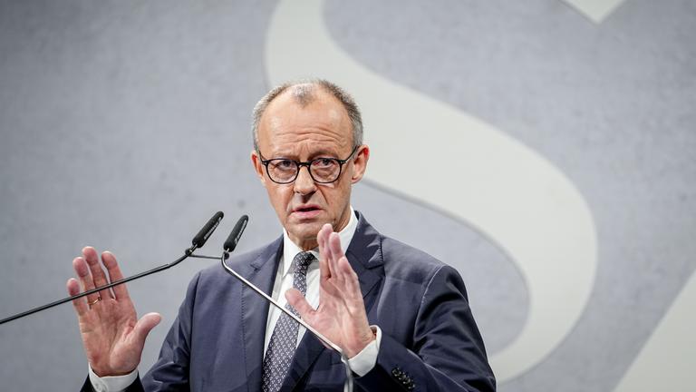 Bundeskanzler Friedrich Merz (CDU) spricht beim Wirtschaftsgipfel der Süddeutschen Zeitung "Zukunft gestalten in einer unberechenbaren Welt». 