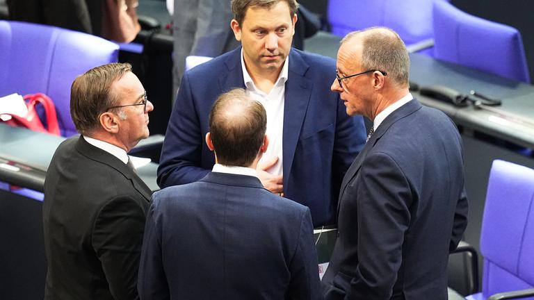 Gregor Gysi (M, Die Linke) testet das Pult für die Rede zur Eröffnung des neuen Bundestags nach der 214. Plenarsitzung der 20. Legislaturperiode im Deutschen Bundestag. 