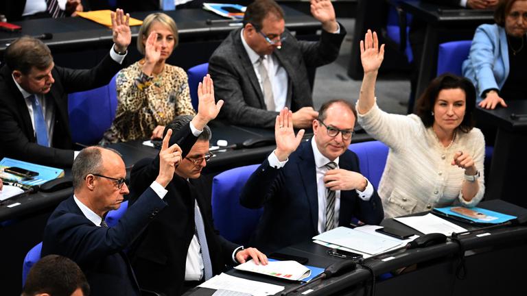 Bundestag - Sondersitzung zur Grundgesetzänderung