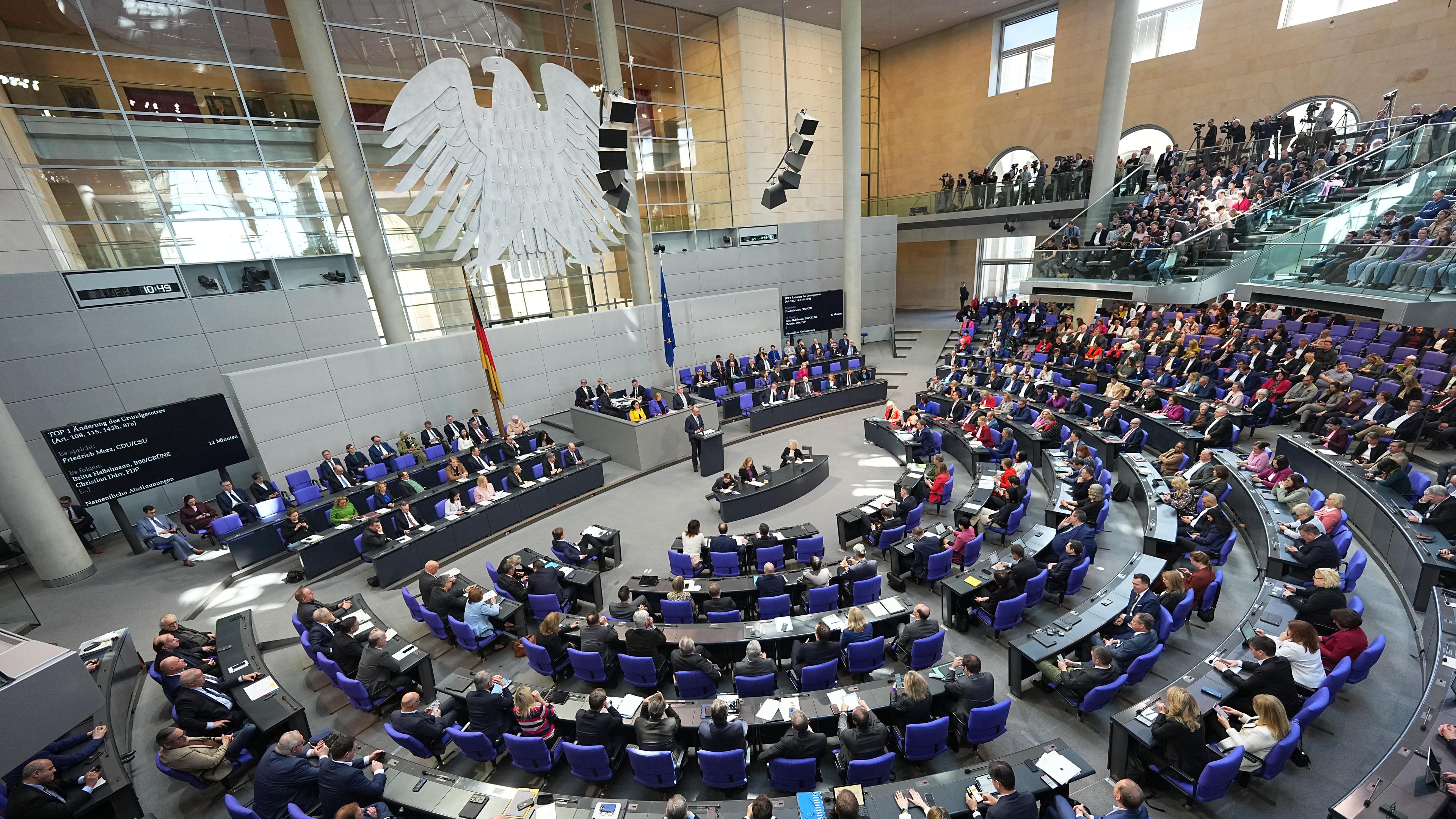 Friedrich Merz, CDU/CSU Fraktionsvorsitzender und CDU Bundesvorsitzender, spricht in der 214. Plenarsitzung der 20. Legislaturperiode im Deutschen Bundestag.