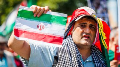 Mann mir Iranflagge Symbolbild