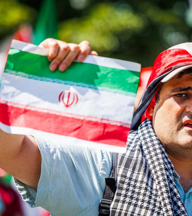 Mann mir Iranflagge Symbolbild