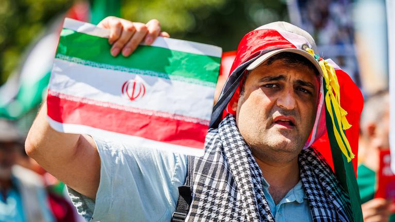 Mann mir Iranflagge Symbolbild