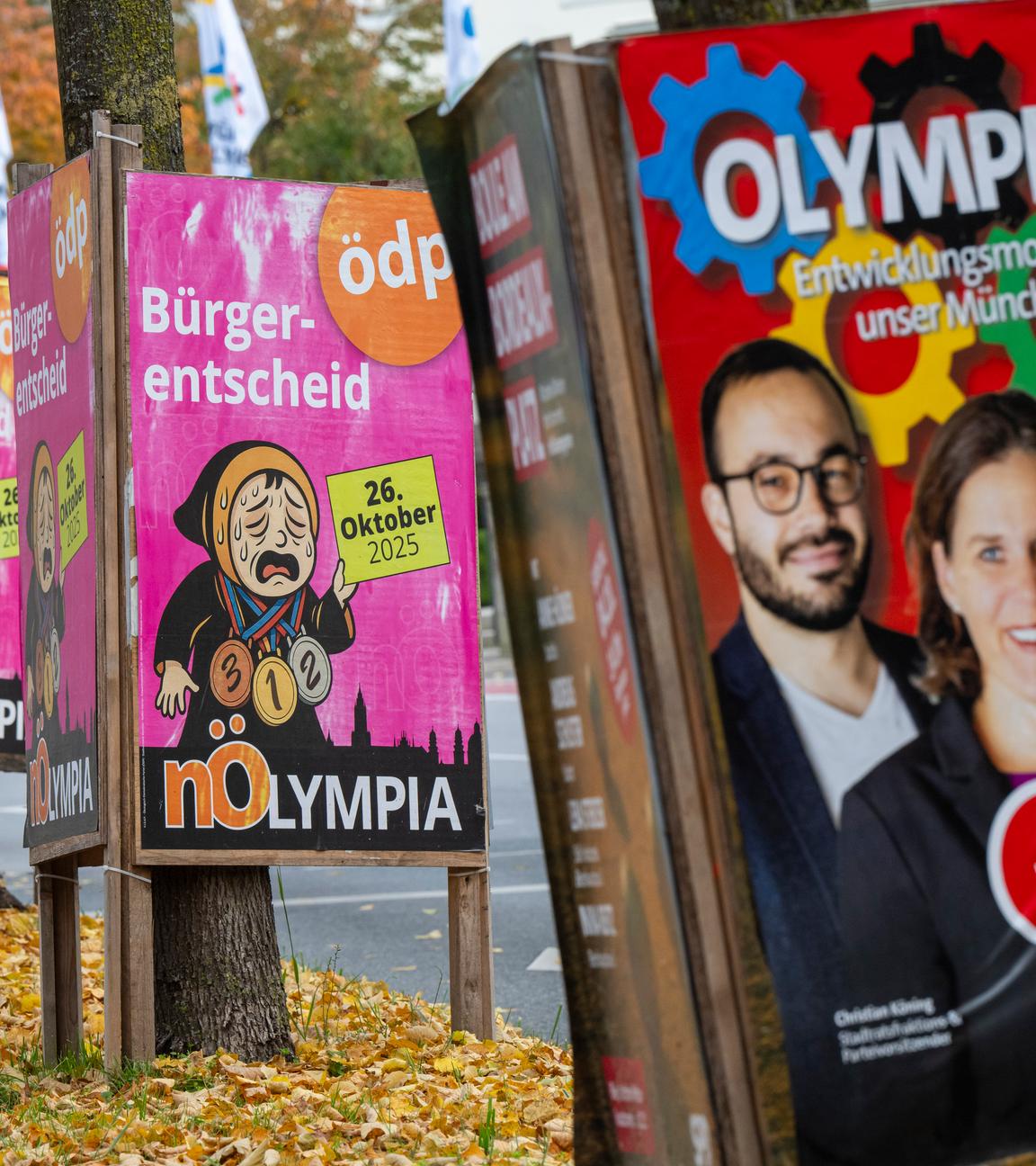 ayern, München: Pro und Kontra Wahlplakate zum Bürgerentscheid zur Olympia Bewerbung der Stadt München am 26. Oktober stehen am Strassenrand nahe dem Friedensengel in der bayerischen Landeshauptstadt. Foto: Peter Kneffel/dpa - ACHTUNG: Nur zur redaktionellen Verwendung im Zusammenhang mit einer Berichterstattung über die Olympiabewergung Münchens
