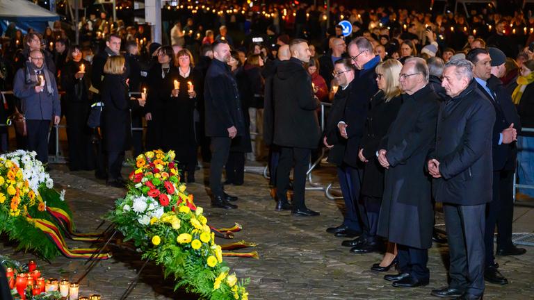 Landtagspräsident von Sachsen-Anhalt, Reiner Haseloff (CDU), Ministerpräsident von Sachsen-Anhalt, Simone Borris (parteilos), Oberbürgermeisterin von Magdeburg, und Bundeskanzler Friedrich Merz (CDU), nehmen ein Jahr nach dem Anschlag auf den Magdeburger Weihnachtsmarkt an einer Gedenkveranstaltung an der Johanniskirche in Magdeburg teil.