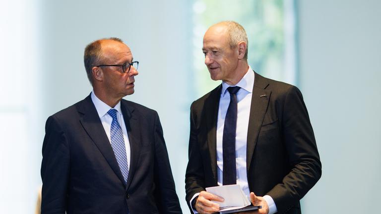 Bundeskanzler Friedrich Merz (CDU) und Roland Busch (r), CEO von Siemens, kommen zur Abgabe der Statements beim Investitionsgipfel "Made for Germany" im Bundeskanzleramt