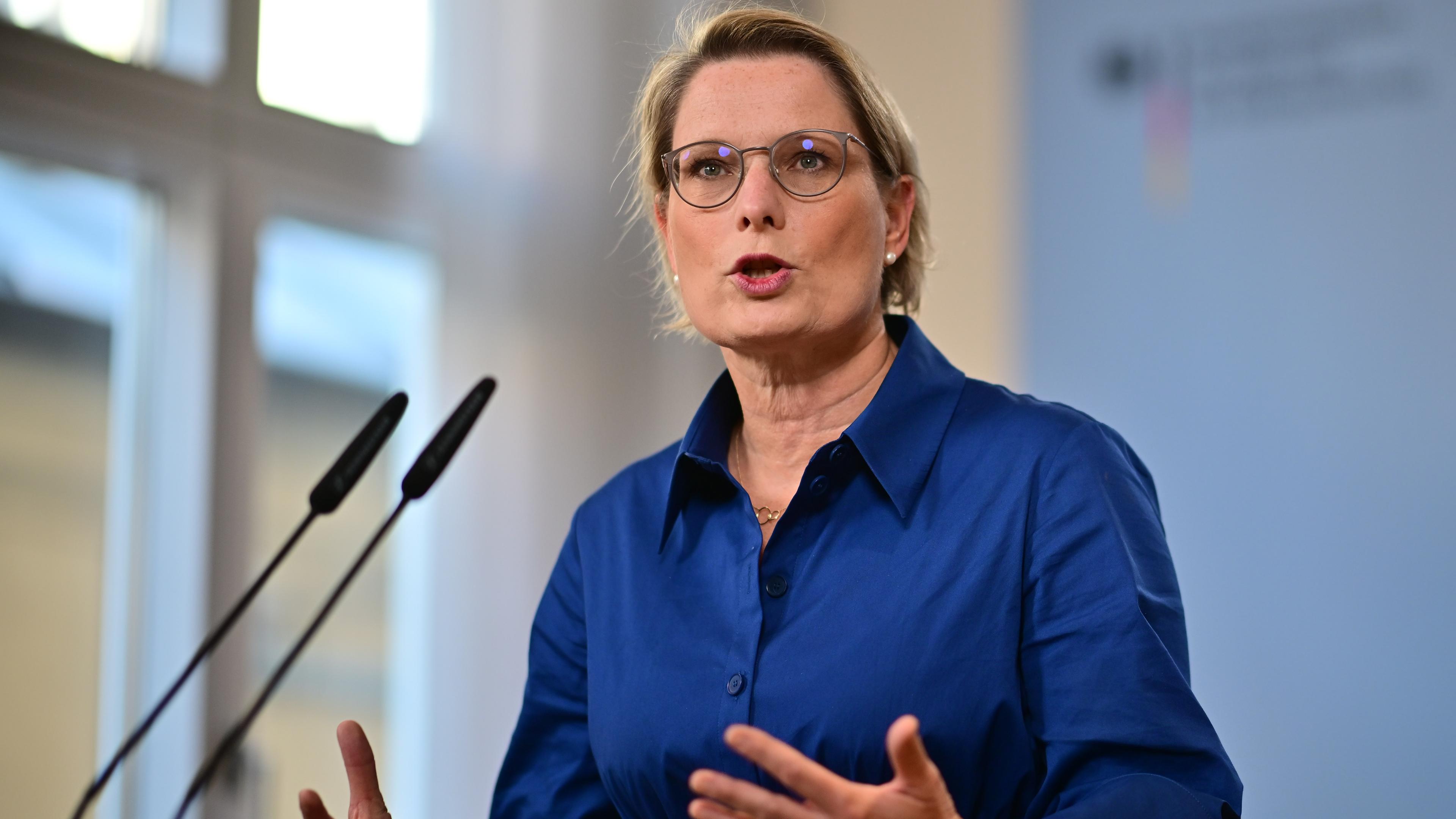 21.08.2025, Berlin: Stefanie Hubig (SPD), Bundesministerin der Justiz und für Verbraucherschutz, spricht während eines Statements zur Festnahme im Fall der Nord-Stream-Sabotage.