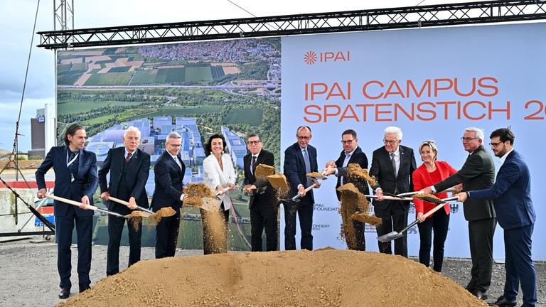 Baden-Württemberg, Heilbronn: Architekt Jacob van Rijs (l-r), Heilbronns Oberbürgermeister Harry Mergel, Bundesdigitalminister Karsten Wildberger, Bundesministerin für Forschung, Technologie und Raumfahrt Dorothee Bär, Reinhold Geilsdörfer (Vorsitzender der Schwarz Stiftung), Bundeskanzler Friedrich Merz, Gerd Chrzanowski (Schwarz Gruppe), der baden-württembergische Ministerpräsident Winfried Kretschmann, die baden-württembergische Wirtschaftsministerin Nicole Hoffmeister-Kraut, der baden-württembergische Innenminister Thomas Strobl und IPAI Geschäftsführer Moritz Gräter beim Spatenstich zum IPAI Campus. Im Rahmen seines Antrittsbesuches nimmt Bundeskanzler Merz beim ersten Spatenstich für den IPAI Campus in Heilbronn teil. Auf dem 30 Hektar großen Areal entsteht ab sofort ein zukunftsweisendes KI-Quartier, das Forschung, Anwendung und industriellen Transfer im Bereich Künstliche Intelligenz (KI) auf europäischer Ebene maßgeblich vorantreiben soll. Foto: Jan-Philipp Strobel/dpa