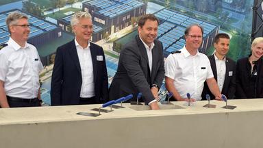 Lars Klingbeil (SPD, 3.v.l.), Bundesminister der Finanzen und Vizekanzler, steht bei der Grundsteinlegung für ein Einsatztrainingszentrum des Zolls