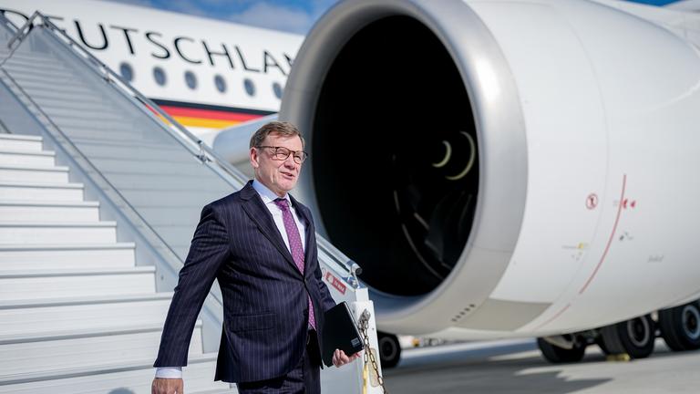22.09.2025, USA, New York: Johann Wadephul (CDU), Bundesaußenminister, kommt mit dem Airbus A350 der Luftwaffe auf dem John F. Kennedy Airport an. Der Minister nimmt an der Konferenz zur Zweistaatenlösung im Nahen Osten vor der Generaldebatte der UN-Vollversammlung teil. Es wird erwartet, dass am Vorabend der Generaldebatte der UN-Vollversammlung eine Reihe von Ländern Palästina als Staat anerkennt. Deutschland wird von Außenminister Johann Wadephul (CDU) vertreten, sich der Initiative zur Anerkennung eines palästinensischen Staates aber derzeit nicht anschließen. Zur Generaldebatte der UN-Vollversammlung, dem größten diplomatischen Ereignis der Welt, das am 23.09.2025 beginnt, werden über mehrere Tage über 140 Staats- und Regierungschefs erwartet