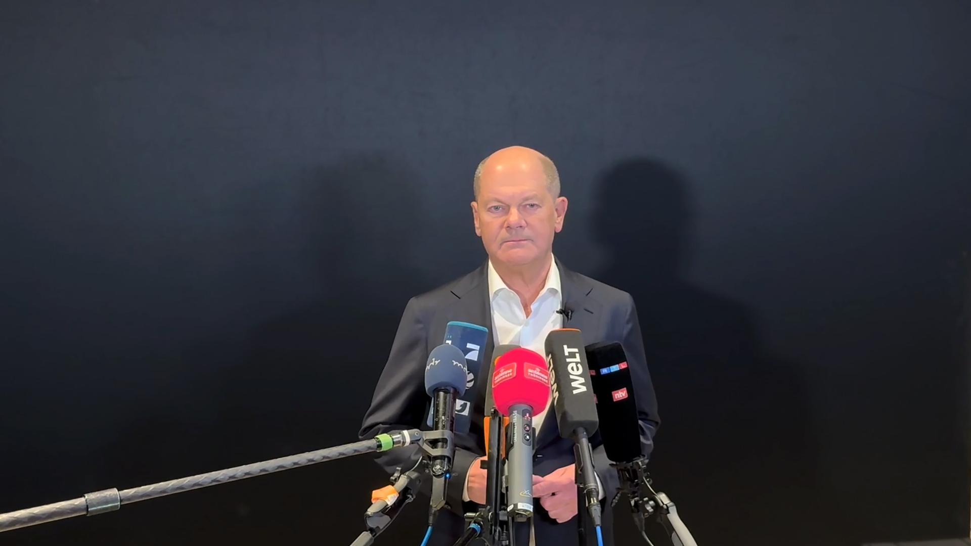 23.01.2025, Thüringen, Erfurt: Bundeskanzler Olaf Scholz (SPD) gibt vor einer Wahlkampfveranstaltung ein Statement zu dem tödlichen Angriff in einem Park in Aschaffenburg.