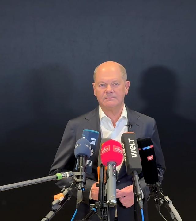 23.01.2025, Thüringen, Erfurt: Bundeskanzler Olaf Scholz (SPD) gibt vor einer Wahlkampfveranstaltung ein Statement zu dem tödlichen Angriff in einem Park in Aschaffenburg.